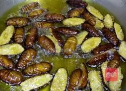 炸蚕蛹的做法图解4