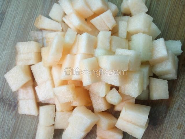 切好哈密瓜丁。