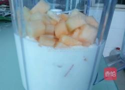 哈蜜瓜奶昔的做法图解3