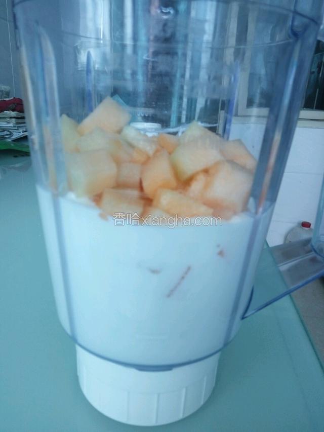 先倒入酸奶再加入瓜丁，倒入搅拌机。