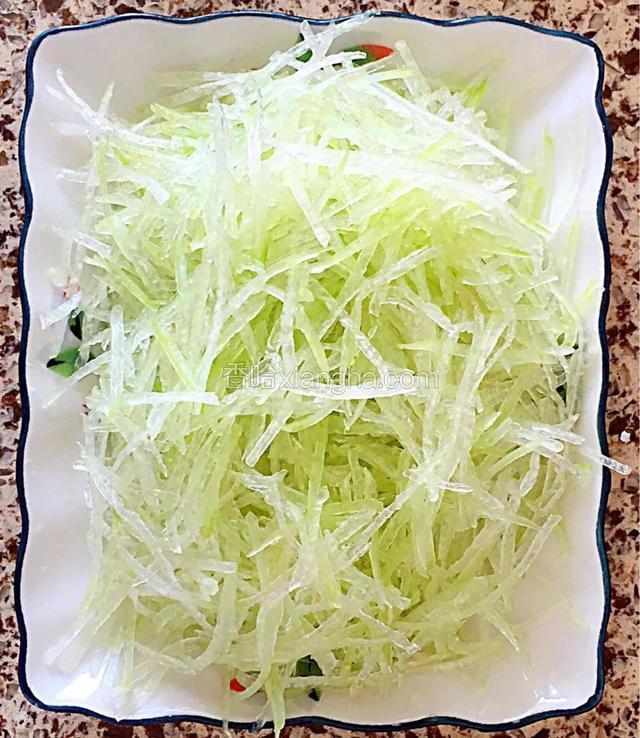 浸泡后捞出沥干水分备用