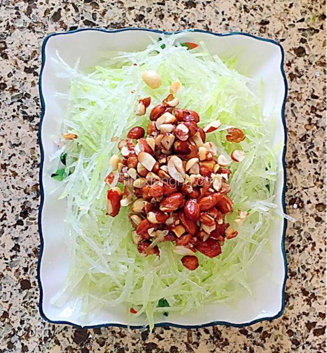 花生碎放在西瓜是上，淋上调好的料汁拌匀即可
