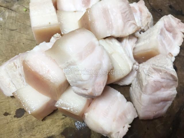 五花肉焯水后捞出切块；