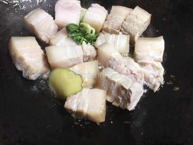 五花肉快块入锅煸炒；