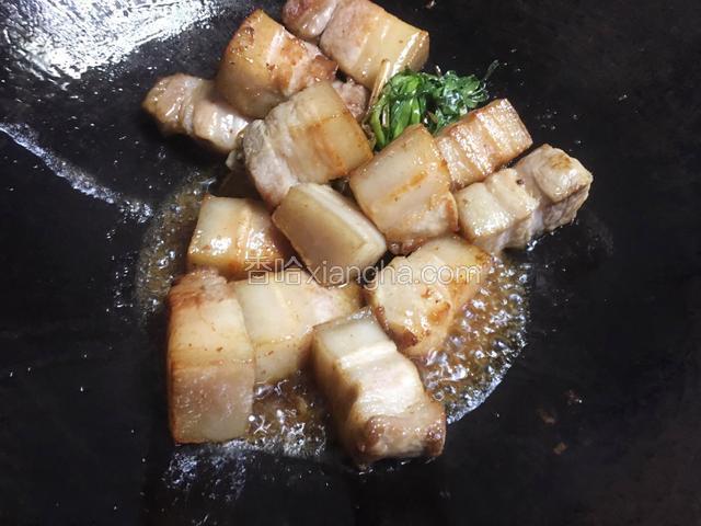 加入适量冰糖，倒入适量料酒煸炒；