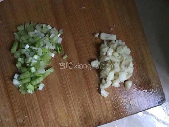 蒜拍碎，葱切末