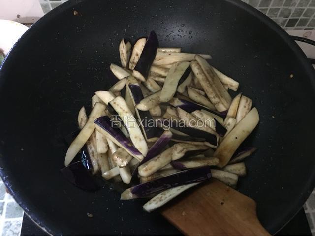 锅中放入适量油比平常炒菜要多一点，烧热后放入茄子