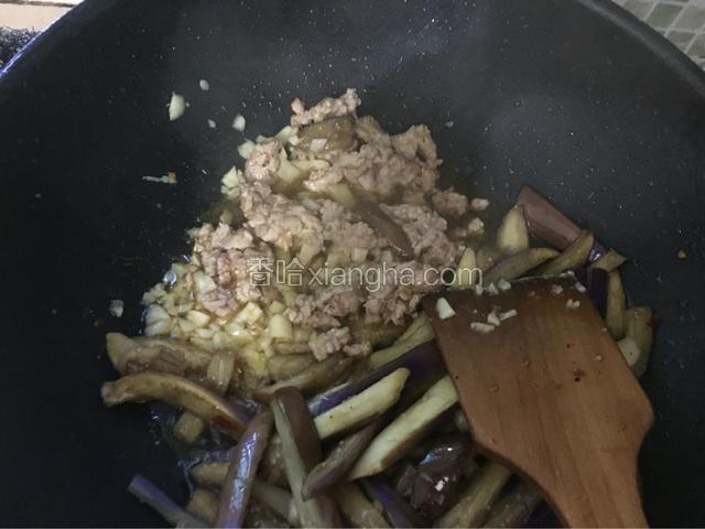 茄子炒至变软然后弄在一边，把肉末和蒜放去炒