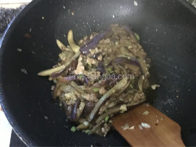 炒至肉变色然后把茄子一起翻炒，加入适量的盐和鸡精调味，撒上葱花即可