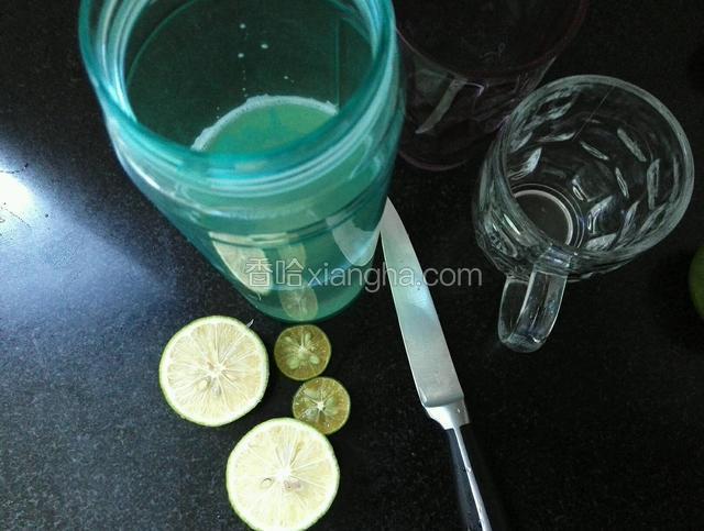 水果用盐搓洗干净，切开