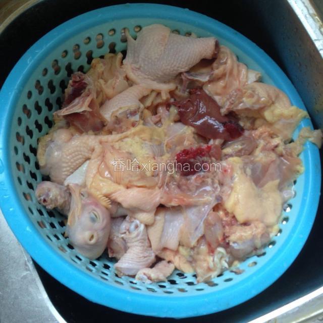 仔鸡剁碎，用清水冲洗干净