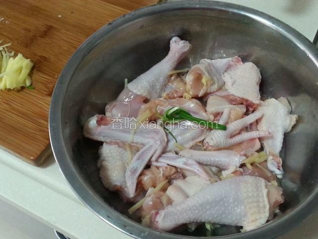 洗净的仔鸡块，加入料酒，胡椒粉腌制10分钟