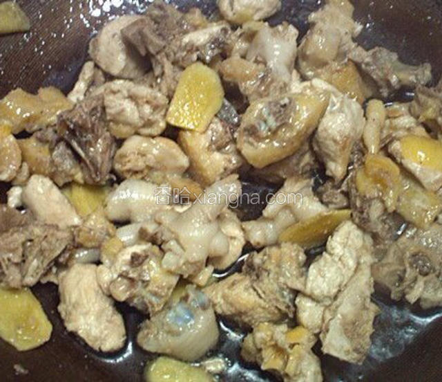 倒入腌制好的仔鸡块，翻炒