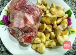 菱角莲子排骨汤的做法图解1