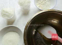 蛋白椰蓉球的做法图解2