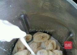 香蕉奶昔的做法图解4
