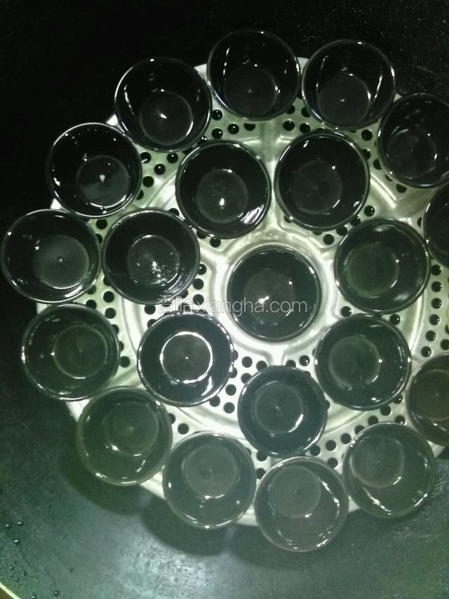 往锅中放入模具，滴入少量的油，大火烧开，倒入粉浆