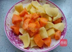 土豆胡萝卜炖鸡腿的做法图解1