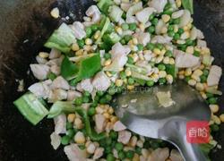 豌豆玉米配鸡丁的做法图解5
