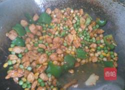 豌豆玉米配鸡丁的做法图解6