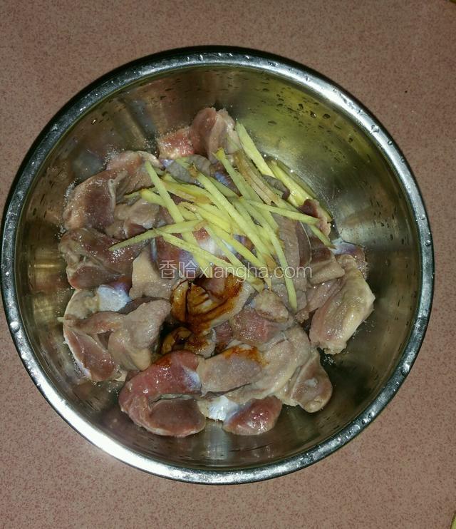 把姜切丝，鸡胗里面调入适量的盐，少量的酱油，放入姜丝腌制2小时以上