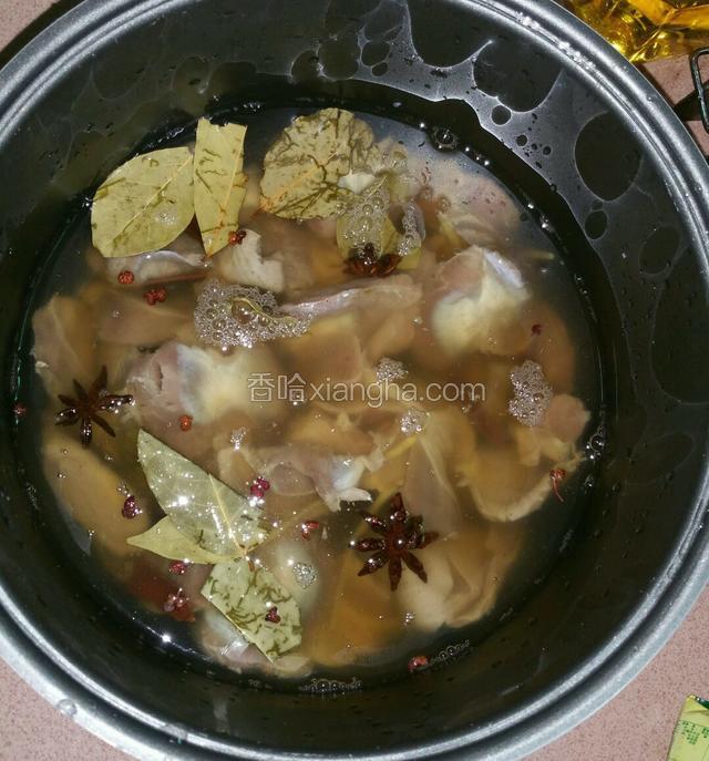 加入适量的开水，按下煮饭键煮40分钟