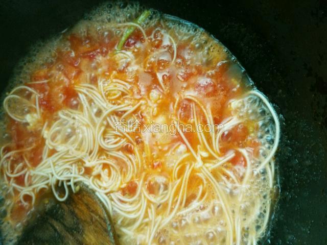 面条七分熟放鸡蛋液，继续煮