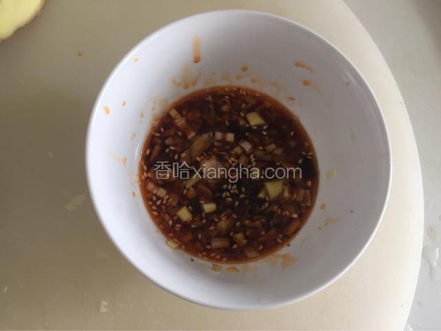 倒入适量辣油，放芝麻，蚝油，芝麻酱，盐，鸡精用凉白开调匀备用