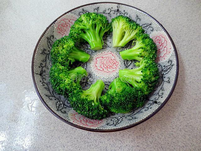 过凉水，摆入盘中。