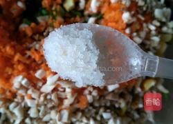 红萝卜玉米香菇肉饺子的做法图解2