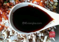 红萝卜玉米香菇肉饺子的做法图解4