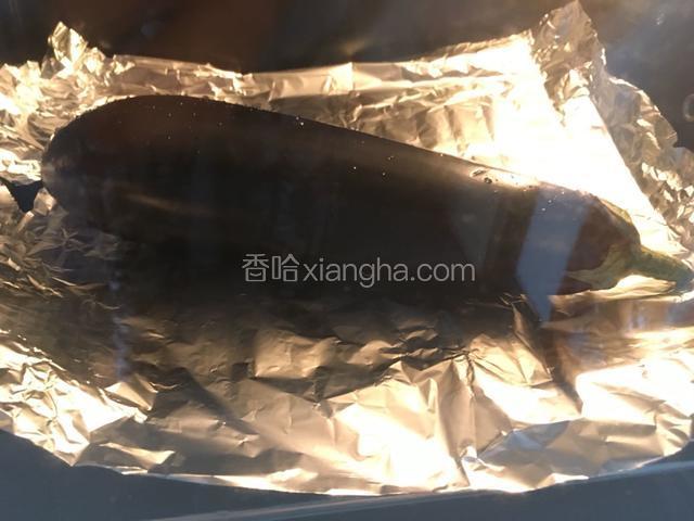 烤箱上下200度预热好。茄子放入垫有锡纸的烤盘，放入烤箱倒数第二层。直接先烤30分钟。若表皮烤得太皱，或觉得会烤焦，也可以将锡纸裹着茄子烤。