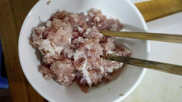 猪肉剁碎加盐味精，适量油搅拌