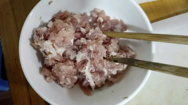 猪肉剁碎加盐味精，适量油搅拌