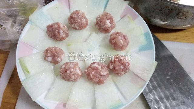 肉丸子放上冬瓜片上