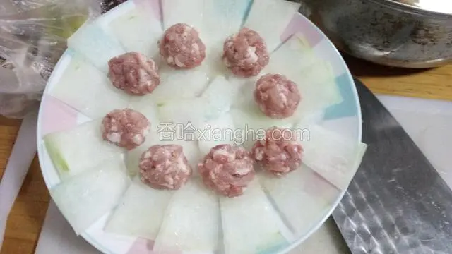 肉丸子放上冬瓜片上