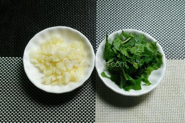 蒜头拍碎切沫，薄荷味洗干净切碎。