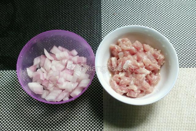 肉跟洋葱洗干净切丁。