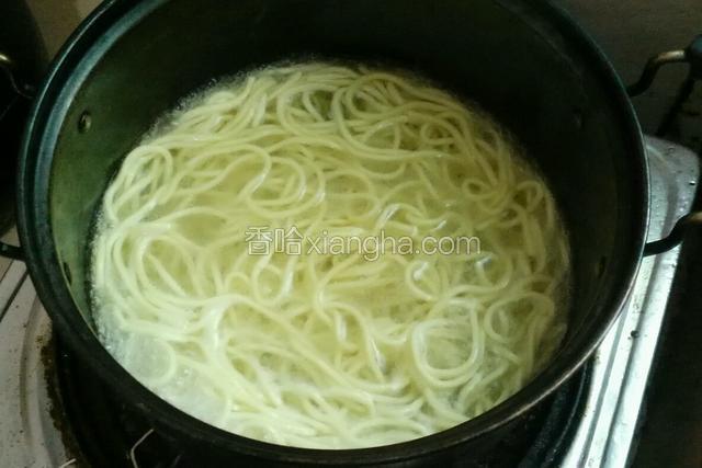 面下锅煮一会。
