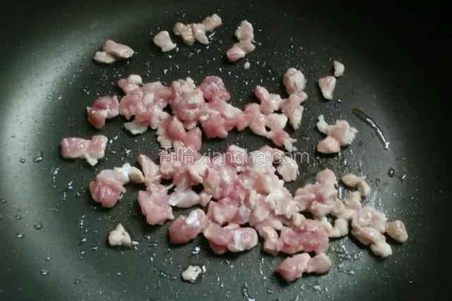 肉丁下锅炒至变色。