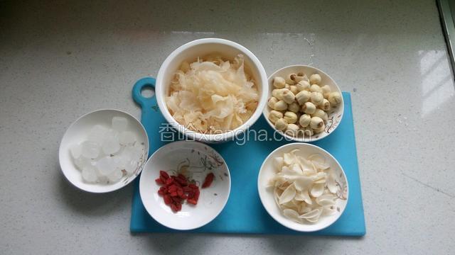 所有食材备好，（银耳莲子提前泡好，银耳撕成小片）