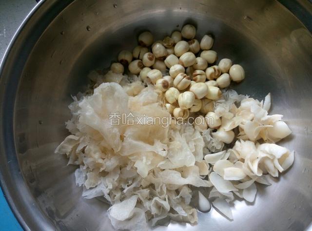 银耳、莲子、百合放在锅里