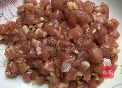 毛豆炒肉丁的做法图解2