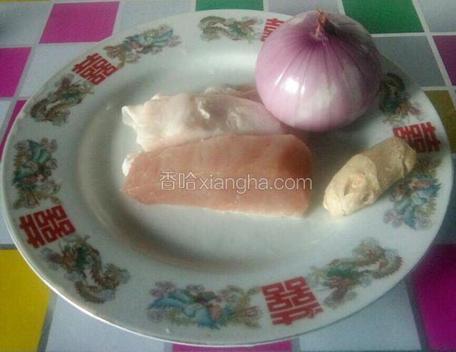 将洋葱去皮，姜和猪肉洗净。