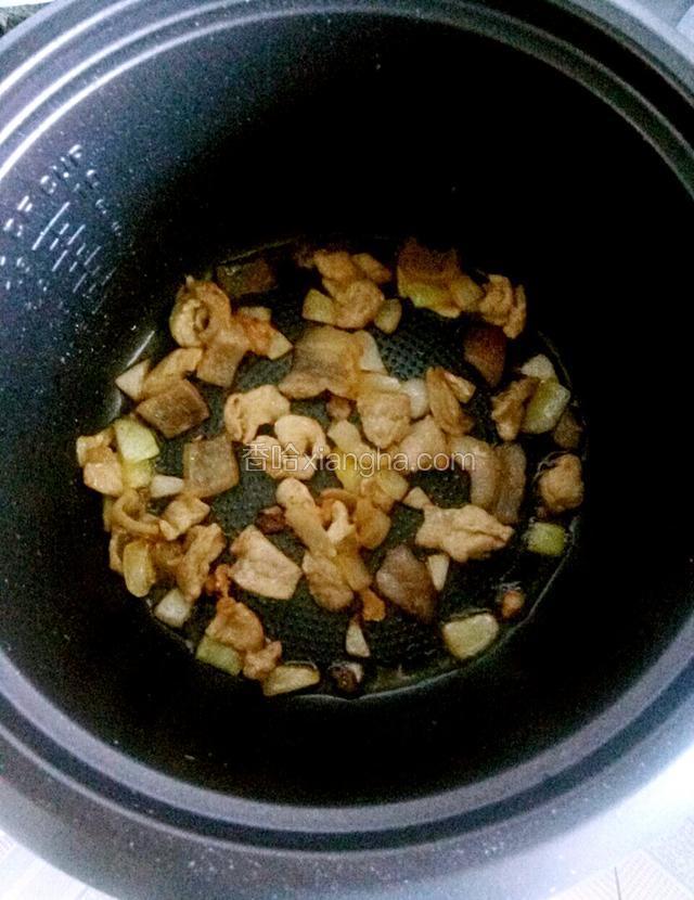 电饭锅煮饭键弹起肉就烤好了。