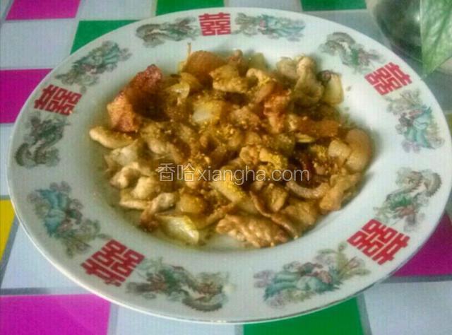 盛入盘中，撒入烧烤蘸料即可。喜欢吃辣的可以加些辣椒粉。
