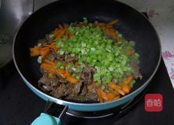 芹芹红萝卜牛肉的做法图解3