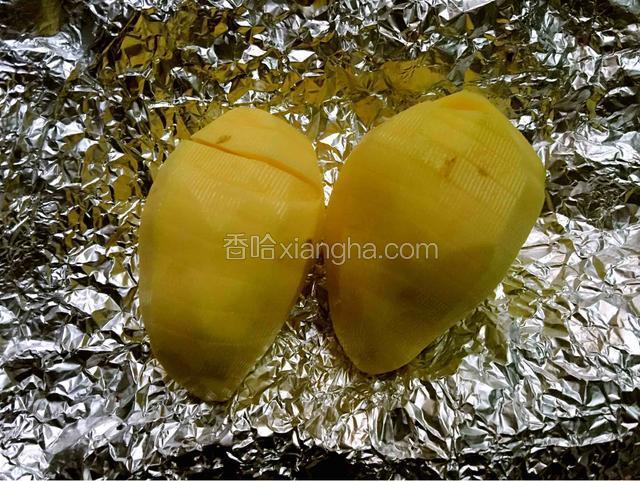 切条纹，不要切断，锡纸包起来，烤箱170度烤30分钟，或者蒸20分钟也可以。
