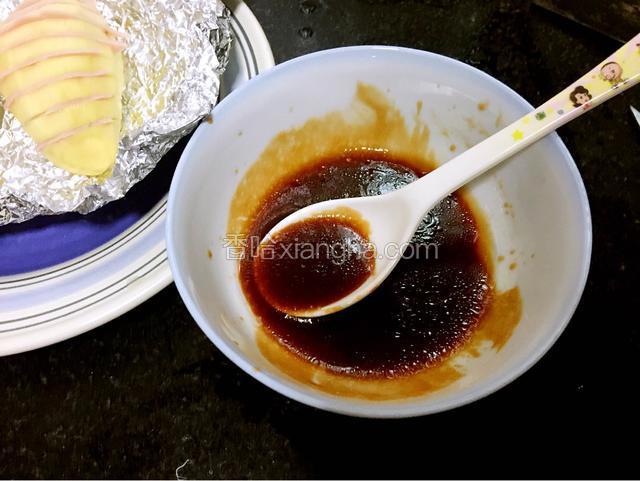 调番茄酱，蚝油，盐，生抽，菜籽油，将调汁拌匀，浇在土豆上