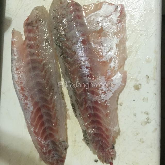 鱼剔骨去皮。